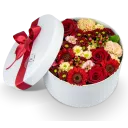 Box červených květin zavřený